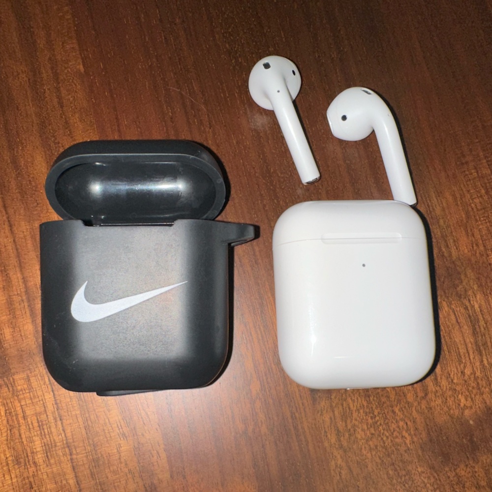 Apple AirPods w/ Nike Case